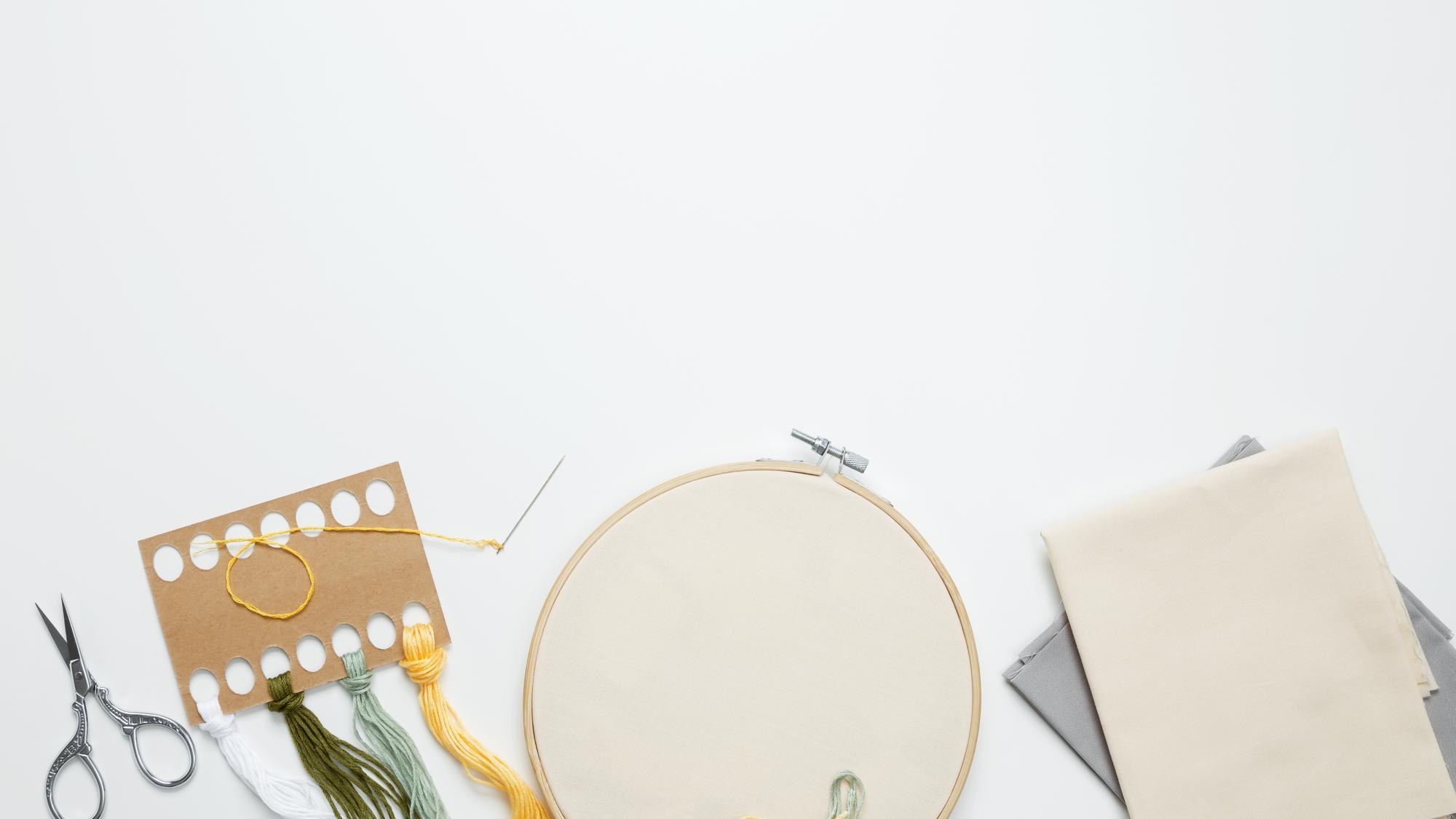 Tavolo da lavoro con kit per ricamo in stile atelier